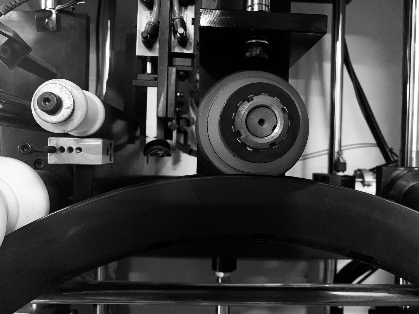 Automatic tubeless tape winding machine